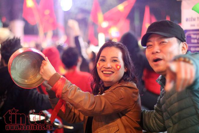 Đường phố rợp cờ, dòng người tràn đường cổ vũ dù U23 Việt Nam không vô địch ảnh 10